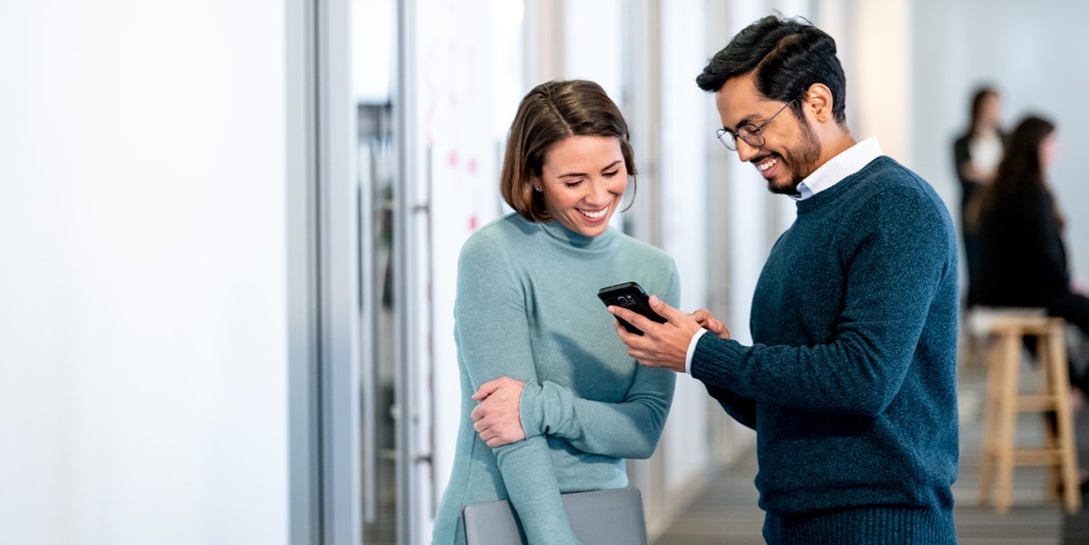 dos profesionales en oficina