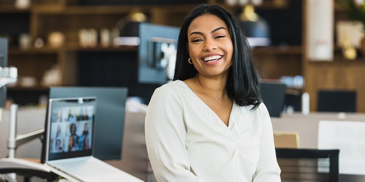 mujer profesional en oficina sonriendo