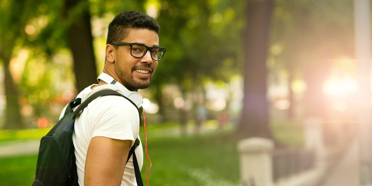 hombre caminando en un parque