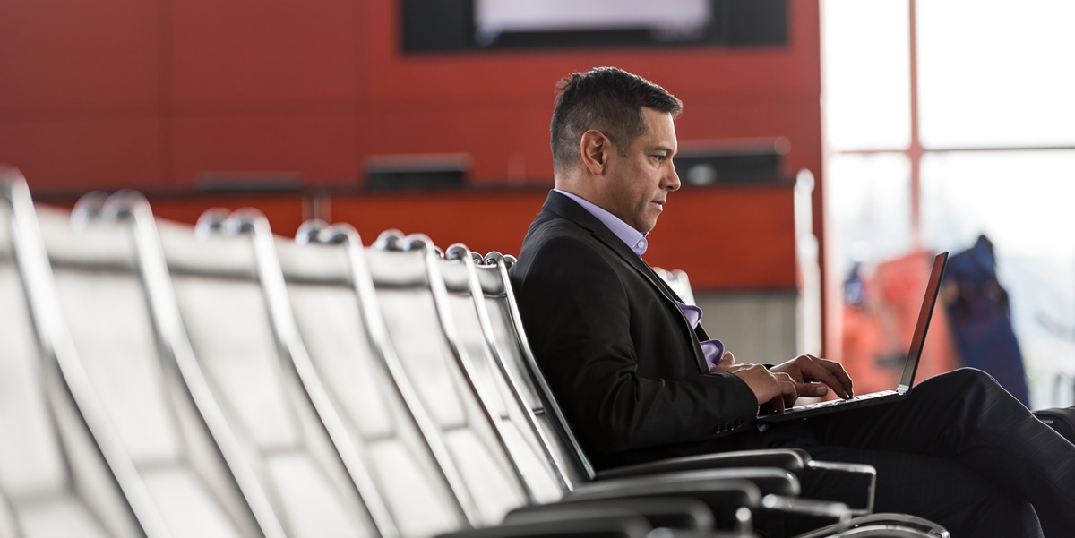 hombre, aeropuerto