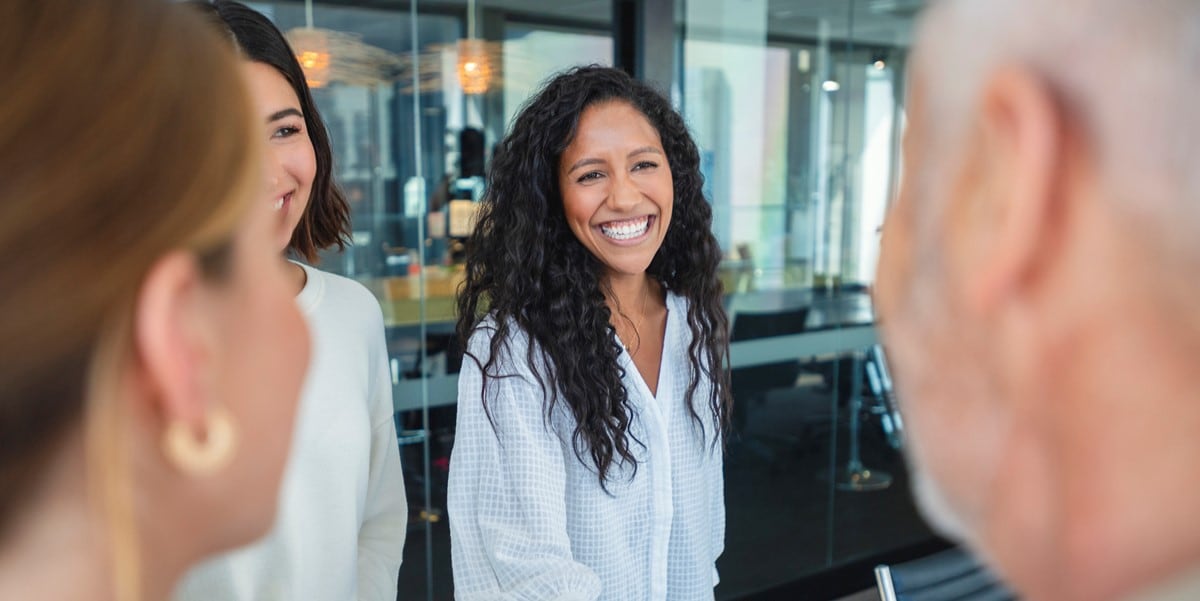 mujer sonriendo en oficina