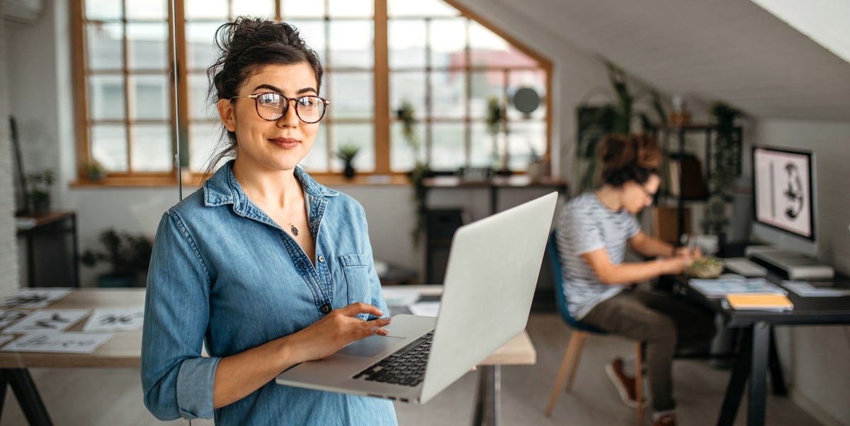 mujer oficina laptop