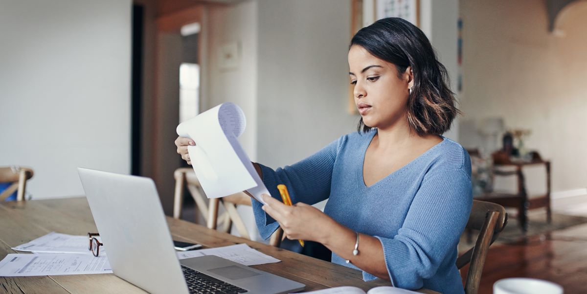 mujer con documentos