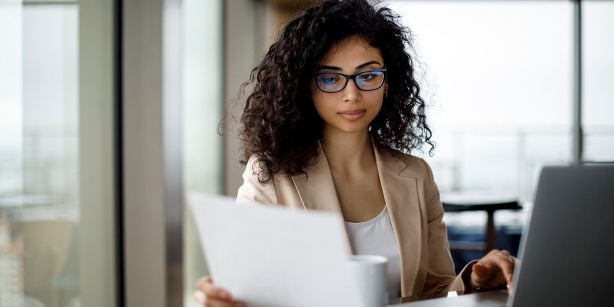 mujer trabajando en escritorio